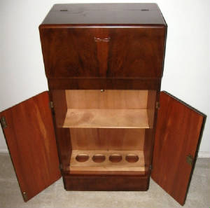 Cellarette of Beautiful Crown-Cut & Quilted Walnut - Image 2