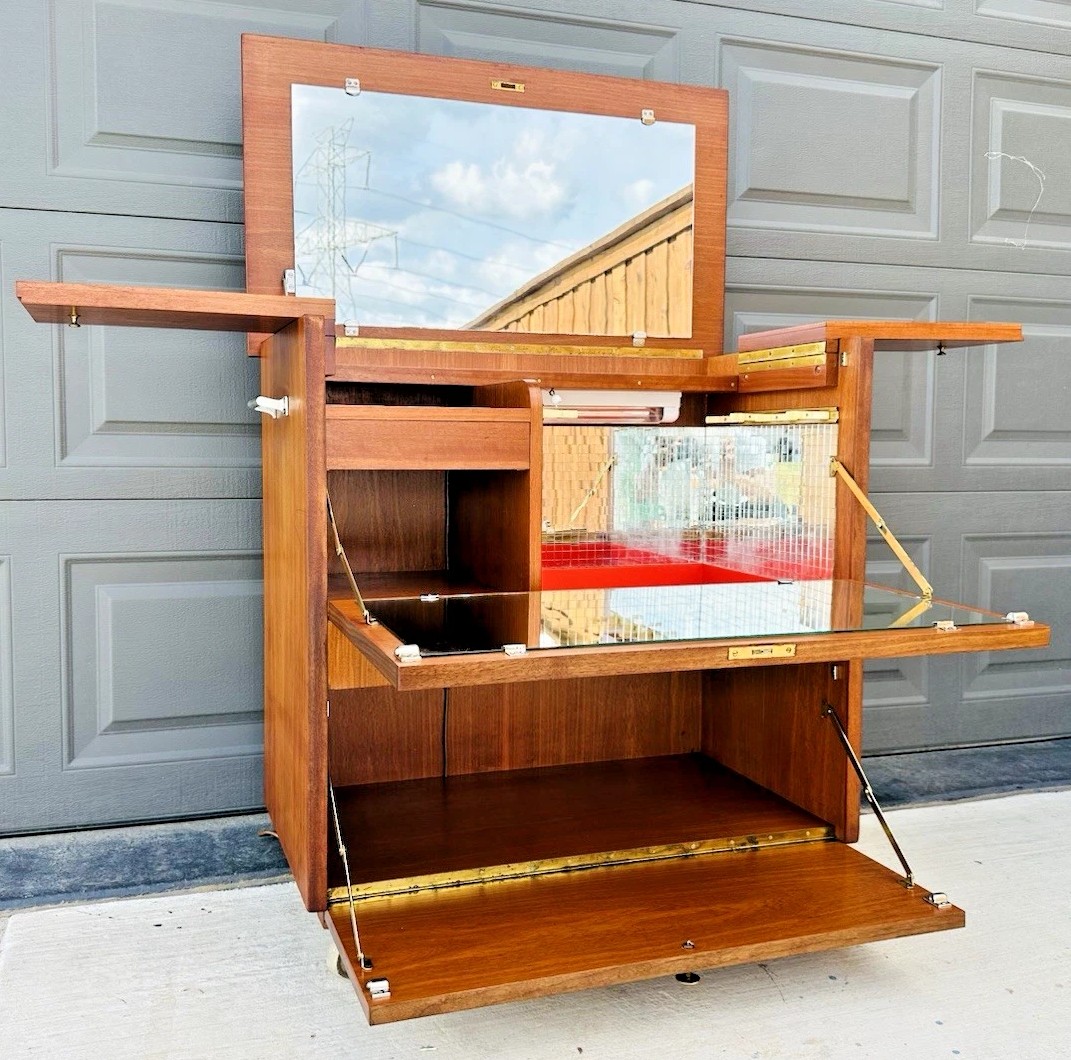 Portable English Cocktail Cabinet of Spectacular Inlaid Mahogany, Circa 1930’s… - Image 3
