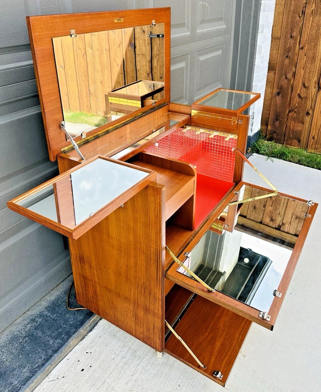 Portable English Cocktail Cabinet of Spectacular Inlaid Mahogany, Circa 1930’s… - Image 2