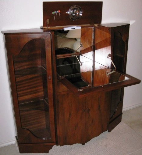 Pop-Up Bar of Walnut & Mahogany with Side Display Compartments